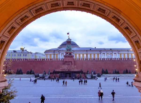 Ampia ripresa del mausoleo o della tomba di Lenin nella Piazza Rossa a Mosca, Russia — Foto Stock