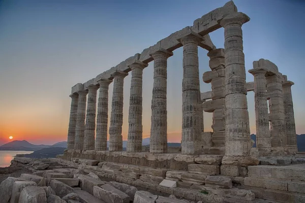 Horizontal shot of ancient Hellenistic temple columns during sunset — Stock Photo, Image