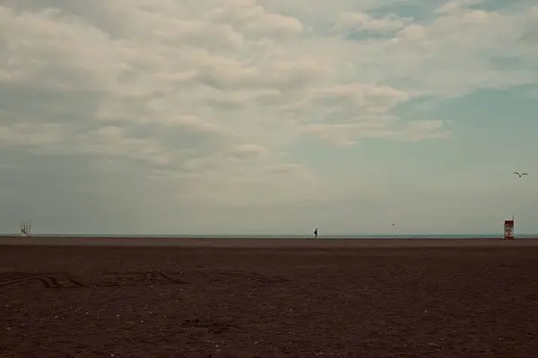 Paisaje plano del horizonte con la playa y el cielo azul lleno de nubes blancas —  Fotos de Stock