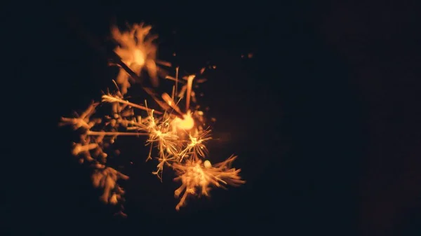 Colpo selettivo di fuochi d'artificio sparkler vacanza in uno sfondo nero pece — Foto Stock