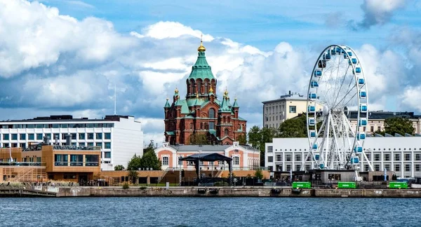 Beau cliché de l'église orthodoxe russe et d'une grande roue à Helsinki, Finlande — Photo