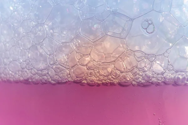 Close-up shot van een roze vloeibare stof met belletjes — Stockfoto