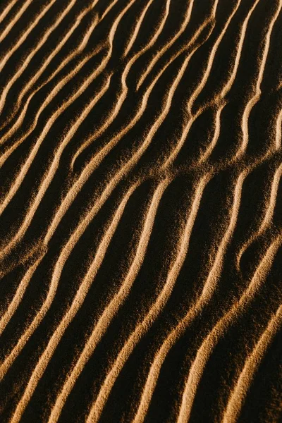 Vue aérienne verticale du sable ondulé avec le soleil qui brille dessus — Photo