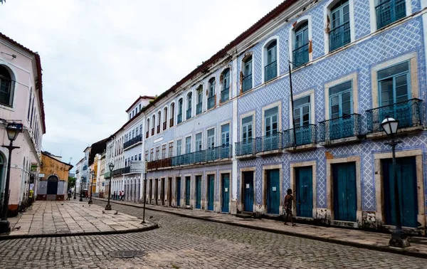 Beautiful shot of buildings near the sidewalk in old São Luiz, Maranhão, Brazil — Stockfoto