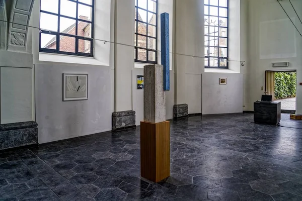 Fotografía horizontal de una obra de arte de piedra en una galería en Tongeren, Bélgica —  Fotos de Stock