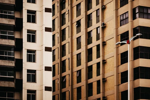 Горизонтальный снимок высоких зданий в городе с видимым фонарным столбом — стоковое фото