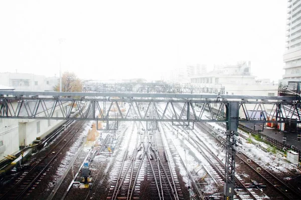 Высокий кадр железных дорог, покрытых снегом зимой — стоковое фото