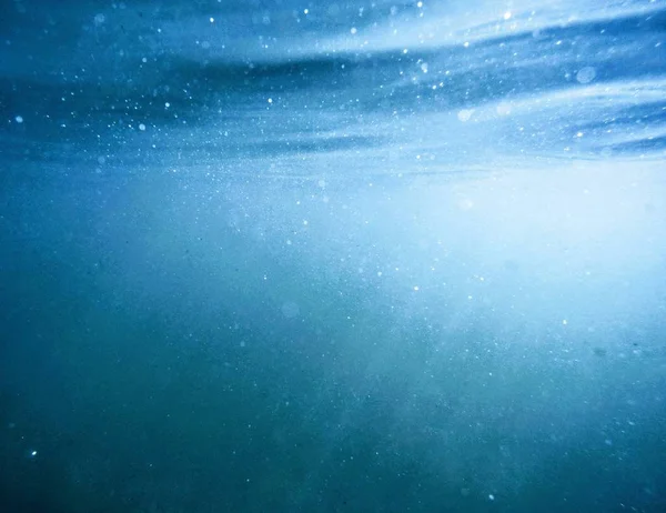 水面に陽射しを受けて水中で撮影した美しいショット — ストック写真