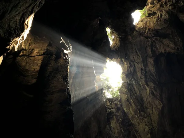 Piękne ujęcie światła słonecznego świecącego przez dziurę w jaskini — Zdjęcie stockowe