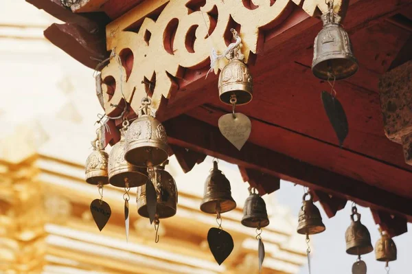 Close-up schot van koperen klokken opknoping van een Aziatische tempel dak — Stockfoto