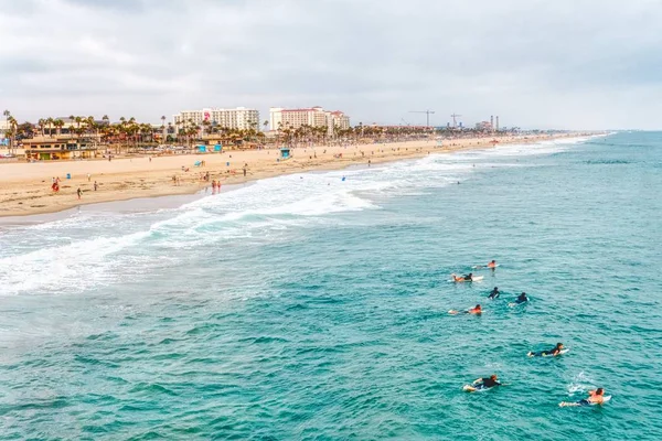 Fotografia aérea da bela praia de Huntington em um dia ensolarado com pessoas ao redor — Fotografia de Stock