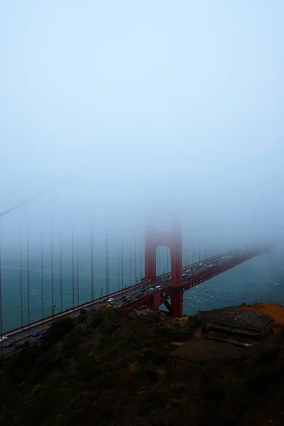 Tiro aéreo vertical del puente Golden Gate cubierto de niebla en San Francisco, California, EE.UU. — Foto de Stock
