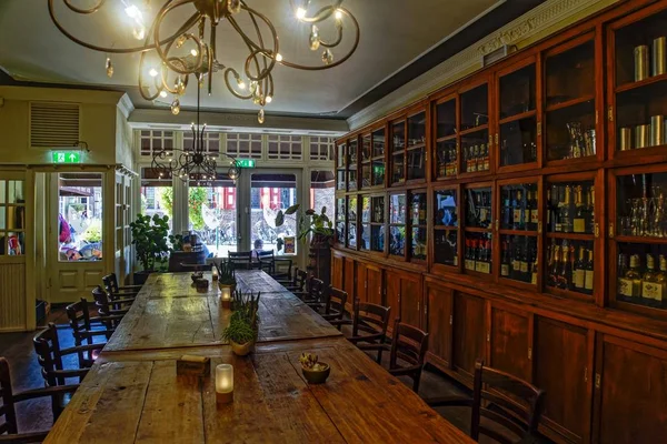 Filme horizontal de um café interior em Doesburg, Holanda, com garrafas de álcool nas prateleiras — Fotografia de Stock