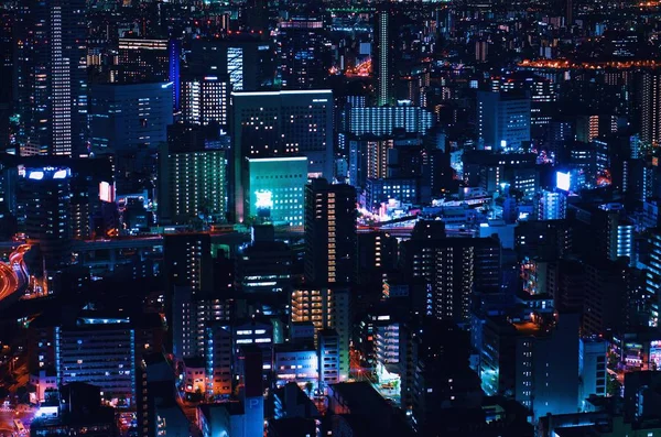 Veduta aerea di un paesaggio urbano con grattacieli e luci notturne — Foto Stock