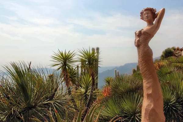 Bella statua di una femmina nel giardino di Cactus sotto il cielo nuvoloso a Nizza, Francia — Foto Stock