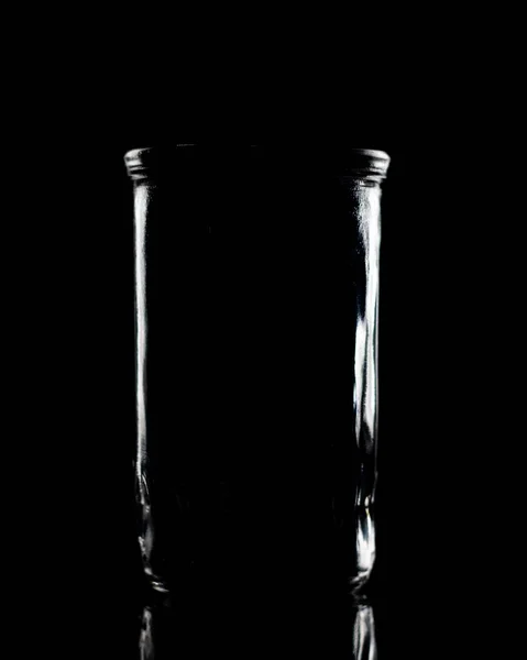 Cinza tiro de um recipiente de prata em um fundo preto — Fotografia de Stock