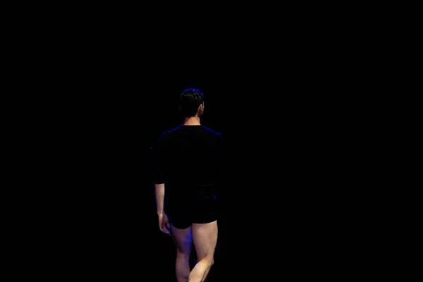 Tancerz Baletowy Ubrany Czarne Szorty Ćwiczący Występu — Zdjęcie stockowe