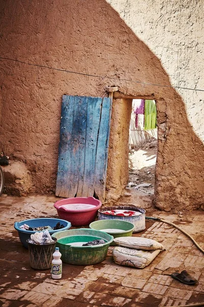 Pionowe ujęcie prania zrobione w starym stylu w plastikowych basenach w Tamegroute, Maroko — Zdjęcie stockowe