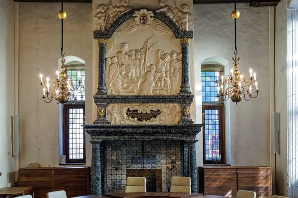 Vnitřní záběr krbu v křesťanském kostele zdobeném biblickými scénami v Nizozemsku — Stock fotografie
