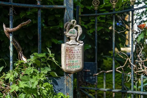 Nahaufnahme eines Wappens mit Ritterhelm und Schild an einem Tor — Stockfoto