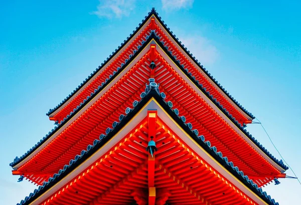 Χαμηλή γωνία πυροβολισμού του κόκκινου και μπλε βουδιστικού ναού Kiyomizu-Dera στο ανατολικό Κιότο κάτω από τον καθαρό ουρανό — Φωτογραφία Αρχείου