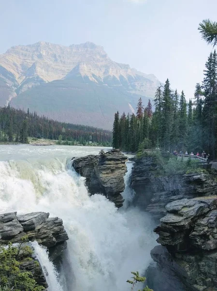 Verticaal schot van de Athabasca watervallen met een berg in de verte in Jasper, Canada — Stockfoto