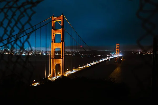 Високий кут пострілу золотих воріт мосту під темно-синім небом вночі — стокове фото