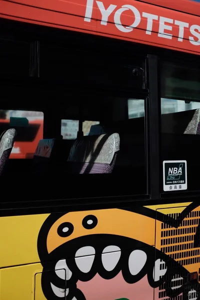 Вертикальный крупный план автобуса с картинами днем — стоковое фото