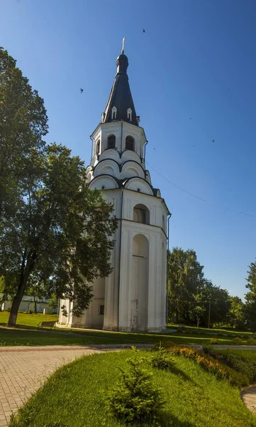 Vertikální záběr malého kostela s modrou kopulí ve městě Alexandrov, Rusko — Stock fotografie