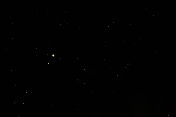 Colpo basso del cielo pieno di stelle durante la notte — Foto Stock