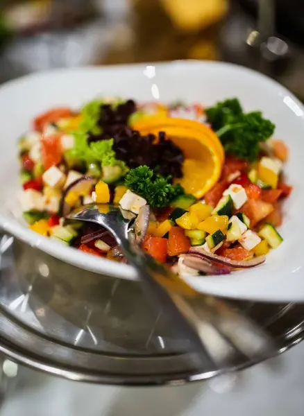 Селективный снимок крупным планом вкусного овощного салата в белой тарелке — стоковое фото