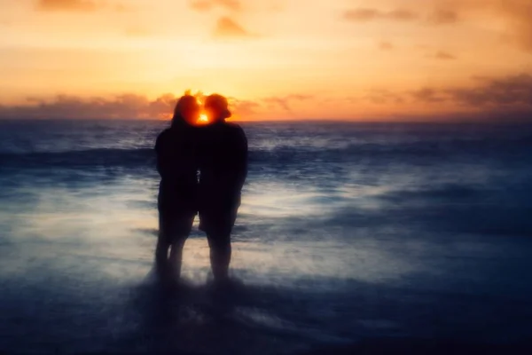 Una Silhouette Una Bella Coppia Sulla Spiaggia Vicino Mare Godendo — Foto Stock