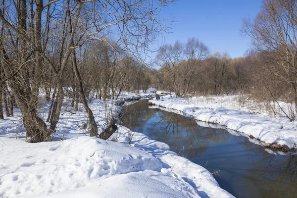Взимку в Москві (Росія) відбувся обстріл річки Яуза, земля вкрита снігом. — стокове фото