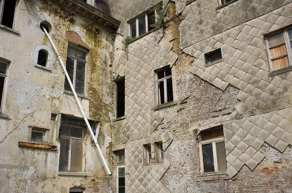 Low-Winkelaufnahme eines alten Gebäudes mit Holzfenstern bei Tag in drogenbos, Belgien — Stockfoto