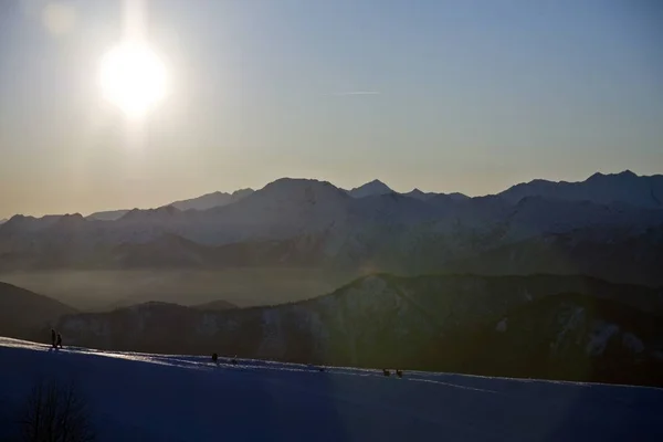 Prachtige opname van besneeuwde bergen met een helderblauwe lucht op de achtergrond — Stockfoto