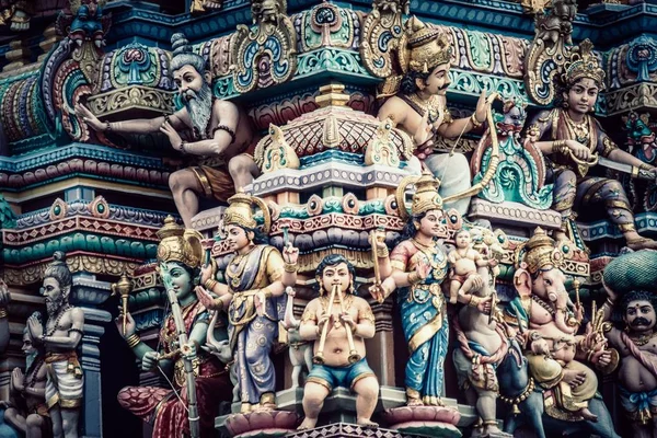 Close-up shot van hindoe ornamenten en een groep van Godheid standbeelden van een hindoe tempel in Singapore — Stockfoto