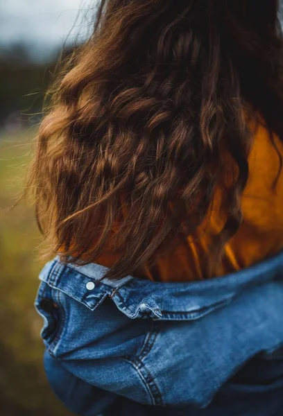 ロングヘアの若い女性とジーンジャケットの選択的なクローズアップショット — ストック写真