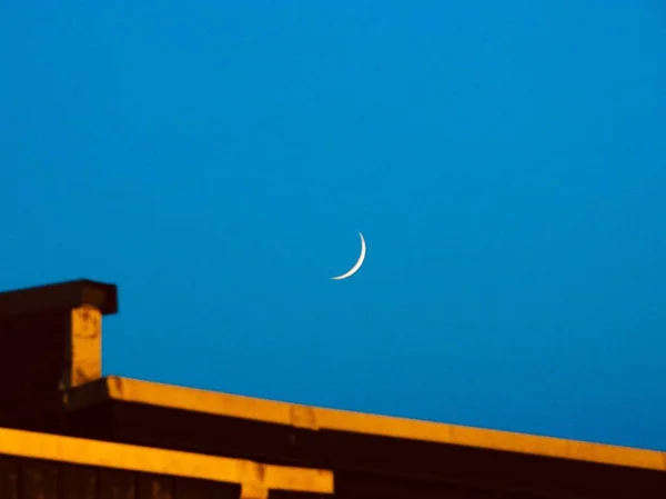 Plan à angle bas de la belle lune dans le ciel bleu clair — Photo