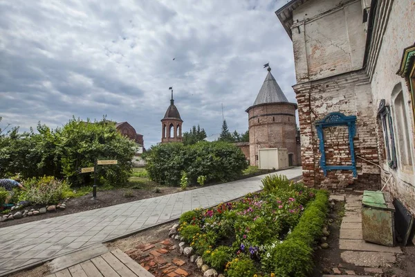 Horisontell bild av fästningen i Yuryev-Polsky, Ryssland med torn och en liten trädgård av blommor — Stockfoto