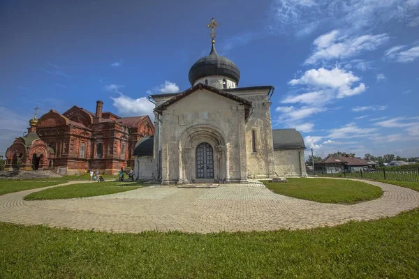 Paisaje del templo blanco Dmitrievskiy en la ciudad de Yuryev-Polsky, Rusia, durante el día — Foto de Stock