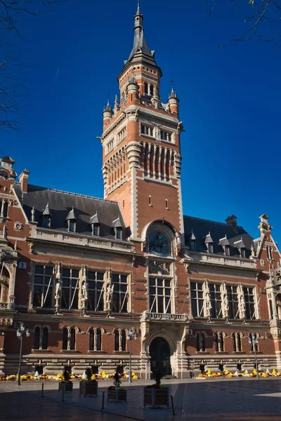 Low-Winkelaufnahme eines schönen roten Gebäudes unter blauem Himmel bei Tag in dunkerque, Frankreich — Stockfoto