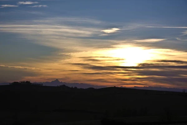 Silhouette der Berge unter blaugelbem Himmel — Stockfoto