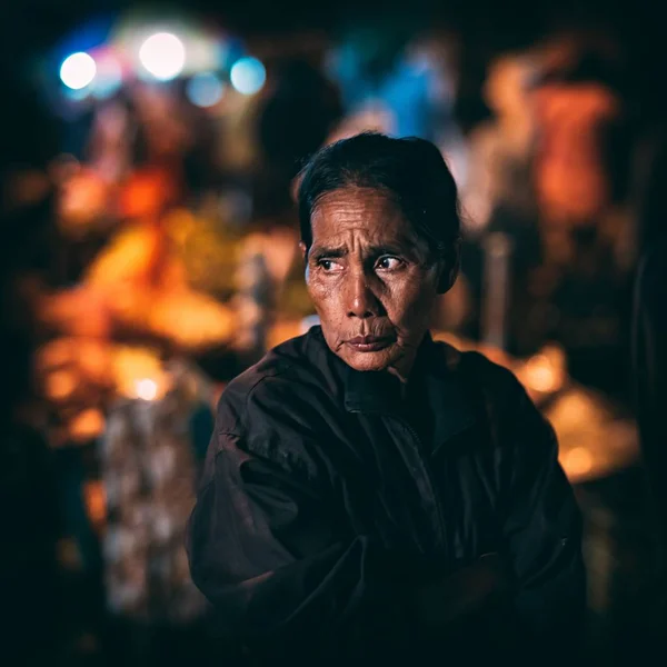 시장에 있는 노부인 — 스톡 사진