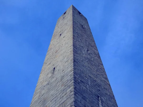 Plan à angle bas d'un bloc de tour sous le beau ciel bleu — Photo