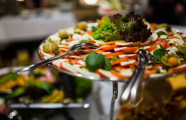 Вибірковий крупним планом смачний овочевий салат у білій тарілці — стокове фото