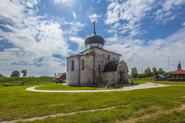 Пейзаж Білого Дмитровського храму в місті Юр'єв-Польському, Росія, вдень. — стокове фото