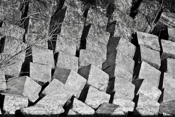 Nahaufnahme von quadratischen Steinen in Schwarz-Weiß — Stockfoto