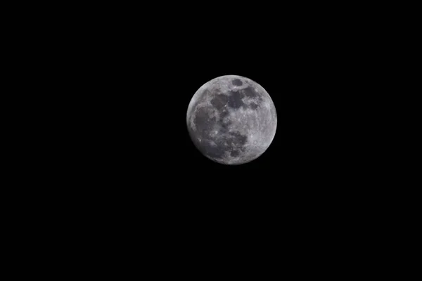 Lindo tiro da lua com um fundo preto à noite — Fotografia de Stock