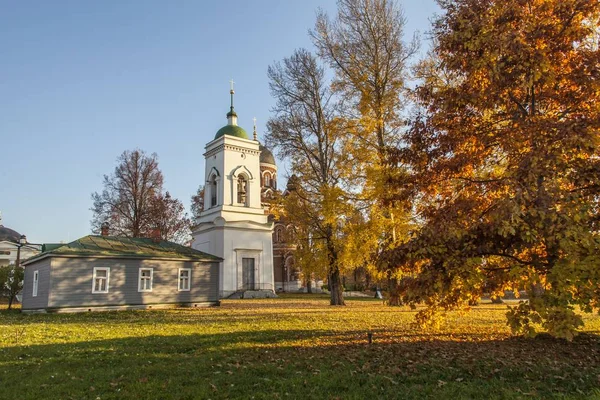 Горизонтальний постріл білої ортодоксальної церкви на полі Бородіно, Росія, оточена деревами. — стокове фото