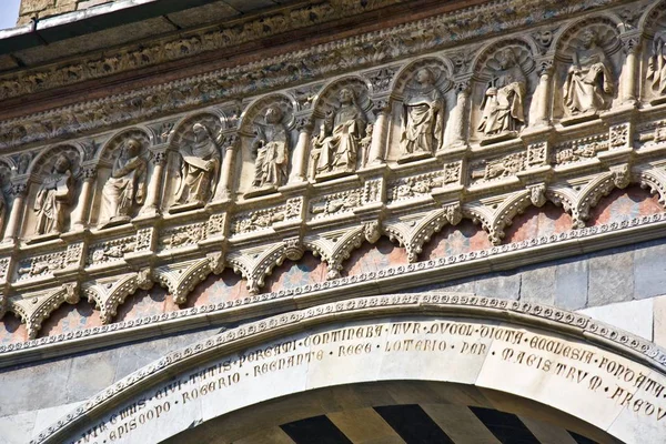 Nappali szobrokkal ellátott épületfal közeli felvétele — Stock Fotó